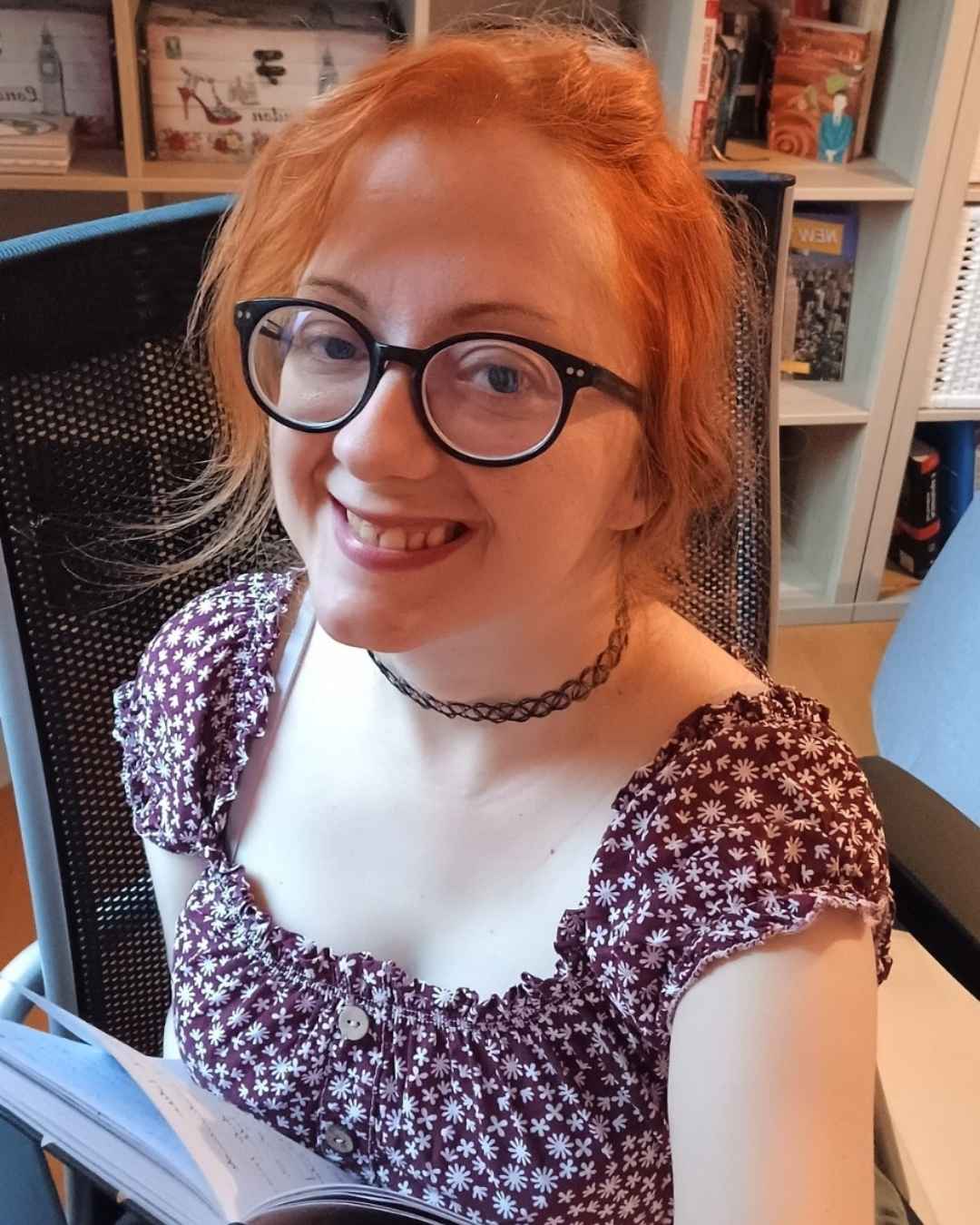 Daniela Umlauf von Lektorat Dunkelfunkel. Lektorin fuer Selfpublisher in den Genres Fantasy, Dark Romance und Horror