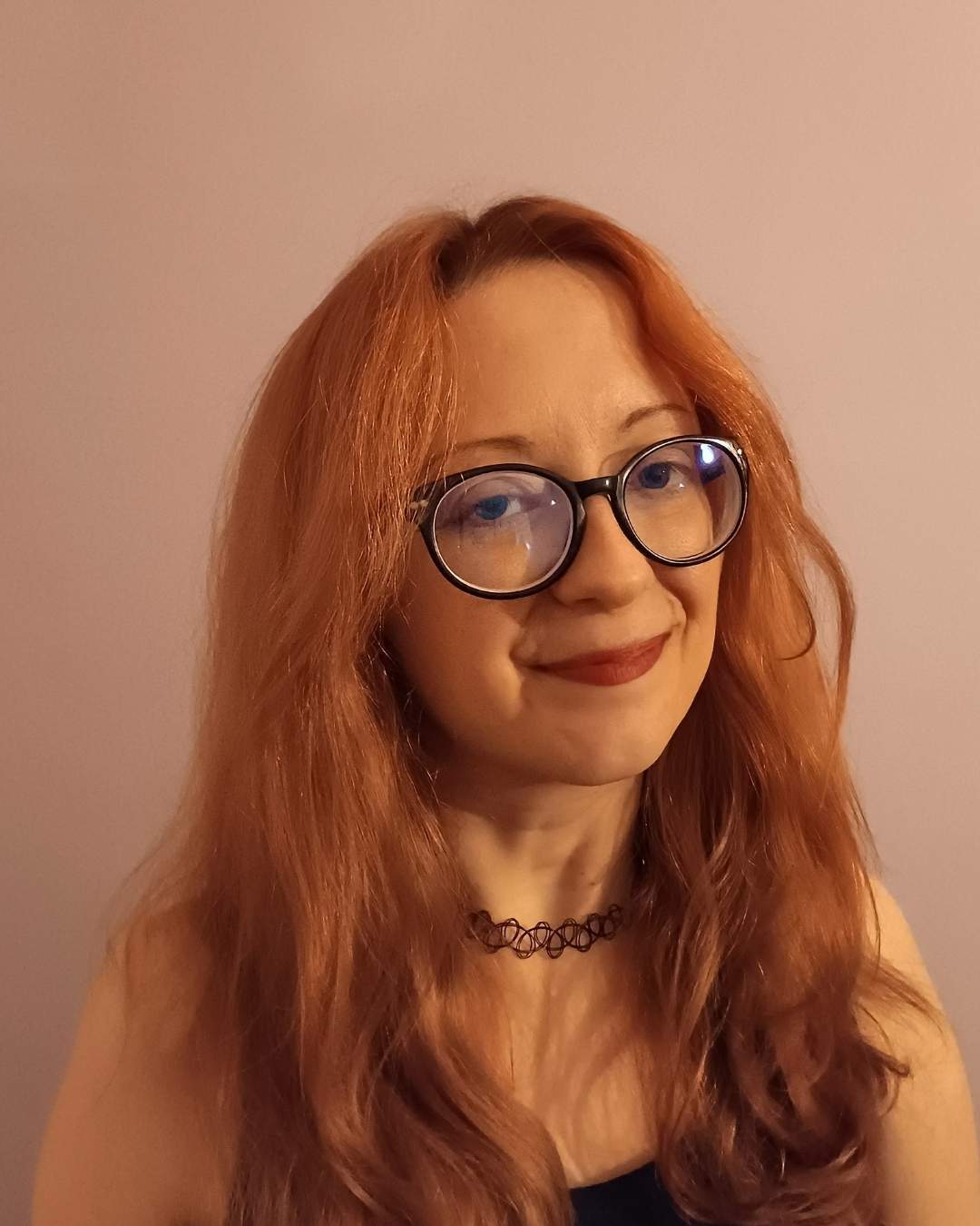 Daniela Umlauf von Lektorat Dunkelfunkel. Lektorin fuer Selfpublisher in den Genres Fantasy, Dark Romance und Horror